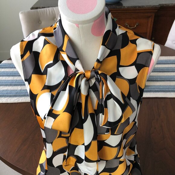Nine West Sleeveless Abstract Print Bow Tie Top Gold White Grey Sz M NWOT - Picture 2 of 12